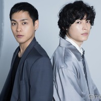 モデルプレスのインタビューに応じた柳楽優弥、松村北斗（C）モデルプレス