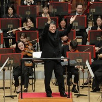 お手持ちの楽器や手拍子、歌でオーケストラと共演（写真は昨年の公演）(c) 飯島隆