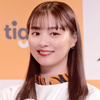 内田理央「加工したみたいに」崩れにくさも評価!リピ使い中の愛用ファンデ