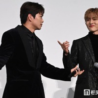 大橋和也の挨拶を披露し、メンバーにツッコまれる後藤威尊、「あ！」と指摘する田島将吾（C）モデルプレス