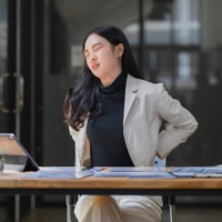 「最近痩せにくくなった」と感じたら、座り姿勢を見直して！今のままだと背骨が「Ｃの字」に歪む⁉