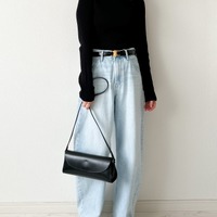 黒トップス×淡いデニム。定番コーデをオシャレ感を出しているのはアシンメトリーな襟元【40代の毎日コーデ】