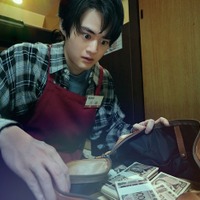 場面写真_佐藤寛治（鈴鹿央士）（C）曽根圭介／講談社　（C）2026「藁にもすがる獣たち」製作委員会