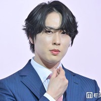 “アンドロイド”になりきる宮舘涼太（C）モデルプレス