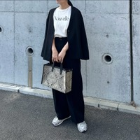 黒のセットアップをスニーカーで崩す。普段使いもオフィスでも映えるクールな着こなし【40代の毎日コーデ】