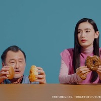 吉田鋼太郎、八木莉可子／新TVCM「超も～っちりパン」篇（提供写真）