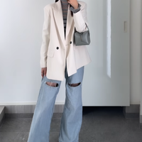 ZARAのオーバーサイズ白ジャケットが主役。×ワイドデニムで作るこなれ感ある春の着こなし【40代の毎日コーデ】