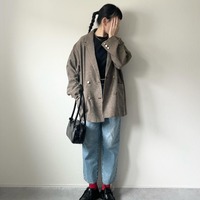 赤ソックスを効かせて。ユニクロとGUで作る、大人の遊び心を添えたトラッドなデニムスタイル【40代の毎日コーデ】