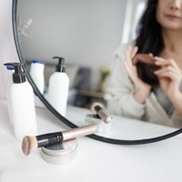 40代、節約で選んだコスメがオバさんっぽさの元凶かも……!プチプラファンデの見極め方とは