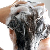 49歳、更年期世代の「頭皮かゆみ」問題。乾燥シーズンに投入して正解だった、低刺激な「お守りシャンプー」の正体