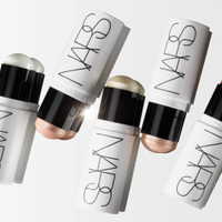NARS、人気の「ライトリフレクティング ルミナイジングパウダー」に待望のスティックタイプが登場