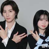 人外ポーズを決める京本大我、桜田ひより（C）モデルプレス