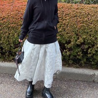 かなり使える【ユニクロ】スウェットパーカ。白スカートを合わせた大人の春の甘辛MIX【40代の毎日コーデ】