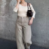 春に挑戦したいニュアンスカラーコーデ。主役トップスを際立たせるならデニムはベージュ系をセレクトして【40代の毎日コーデ】