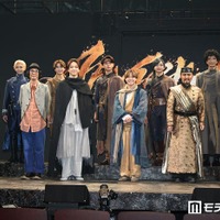 （前列左から）加藤シゲアキ、河原雅彦、寺西拓人、大橋和也、市川右團次、真風涼帆（後列左から）山崎玲奈、松尾龍、嶋崎斗亜、猪狩蒼弥、川崎皇輝、渡部豪太（C）モデルプレス