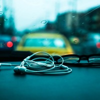 運転中のイヤホン使用、想像以上に重い処罰になることも⁉「グレーに見えてアウト！」法的ポイントと注意点を、弁護士が解説