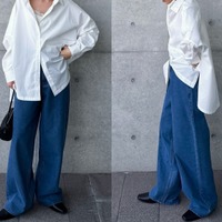 究極シンプルでおしゃれな白シャツ×デニムの旬スタイル。シルエットが美しく体型カバーも叶える着こなし【40代の毎日コーデ】