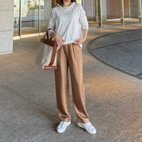 白ロンＴはスラブ素材で表情豊かに。×キャメルパンツを合わせた軽やかスタイル。【40代の毎日コーデ】