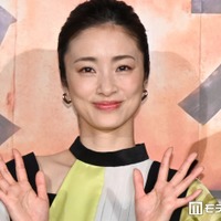スマートな目黒蓮に緊張する上戸彩（C）モデルプレス