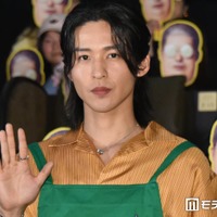 「坂本商店」の緑のエプロンを着用し登壇した目黒蓮（C）モデルプレス
