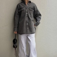 今、頼れる【デニムシャツジャケット】。グレーカラーなら、大人っぽさとカジュアル感を兼ね備えた雰囲気に【40代の毎日コーデ】