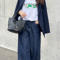 品格が出る【ネイビーのダブルジャケット】。ロゴT×ワイドデニムに羽織った知的でカジュアルな着こなし【40代の毎日コーデ】