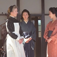 エマ・ハワード、玄理、見上愛「風、薫る」第26話（C）NHK
