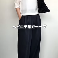 【ユニクロ】夏のワイドパンツが美シルエットで着心地抜群！カジュアルにもオフィスにも映えるヘビロテ必至の1本って？【40代の毎日コーデ】
