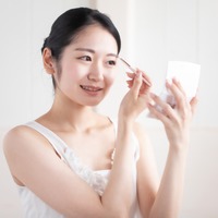 「わっ、その眉やめて！」男性が「苦手」と感じる40代女性の眉メイクとは【GWセレクション】