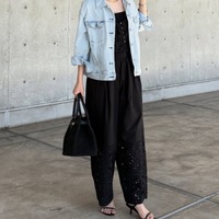 黒のワントーンを軽やかに彩る【デニムジャケット】。こなれて見える着こなしテクニックとは？【40代の毎日コーデ】