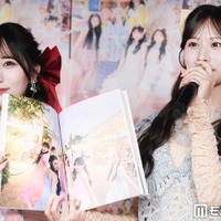 お気に入りのカットを見せる小川奈々子、立花琴未（C）モデルプレス