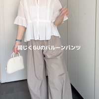 【GU】レースフリルブラウスで顔まわり華やかに。甘さを抑えた大人のワントーン【40代の毎日コーデ】