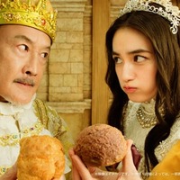 吉田鋼太郎、八木莉可子／新TVCM「絶品シュークリーム大集合」篇（提供写真）