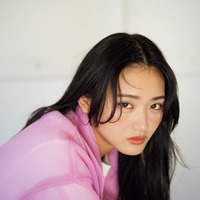山崎天：撮影／HIROKAZU　スタイリング／武久真理江　ヘアメイク／田村直子　デザイン／松本麻実（GROSVENOR design.）