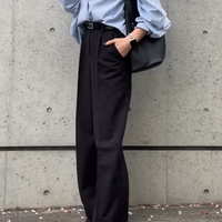 ブルーシャツ×ブラックワイドパンツが大人かっこいい。きれい見えとアクティブ感を両立する着こなし術【40代の毎日コーデ】