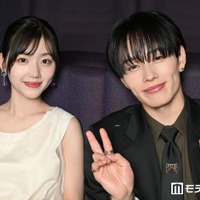 インタビューに応じた佐々木美玲、森次政裕（C）モデルプレス