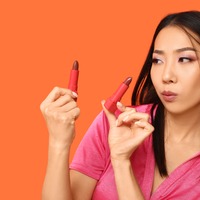 あちゃー!シワ、たるみが悪目立ちしてますよ!40代がトレンドコスメを使うときの落とし穴