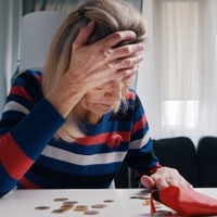 「貯蓄2700万円でも安心できない」60歳女性・夫の急死で年金が月25万円→14万円に⁉ もしも今、夫が亡くなったら「おひとりさま」でも生きていけるお金はある?