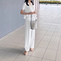 白の【ユニクロ】タックワイドパンツで魅せる、洗練された大人のオールホワイト【40代の毎日コーデ】