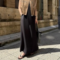 無駄を省いたブラックワンピ、夏の着こなし。変化を楽しむベストのレイヤード術【40代の毎日コーデ】