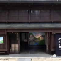 伝統技法「郡上本染」で制作された日除けが象徴的な「さくらももこと郡上八幡」外観（C）S.P （C）S.P / LIGHTAIR Inc.