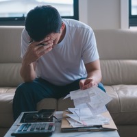 24歳で、父親が6000万円以上の借金を抱えて寝たきりに。「血縁に執着する必要はない」総資産「数百億円」を築いた実業家が、壮絶な過去から得た教訓