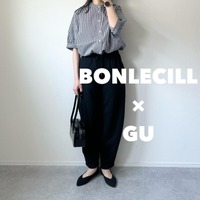 【GU】黒のバレルパンツにギンガムチェックを合わせて。モノトーンの大人カジュアルの着こなし【40代の毎日コーデ】