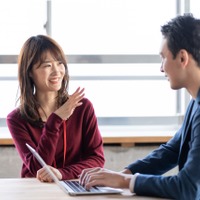 気づけば恋愛圏外? 男が「育ちが悪そう」とジャッジする40代女性の3大NGワード