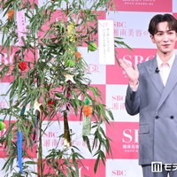 家にハンガーが1つもないため服がかけられない渡辺翔太（C）モデルプレス