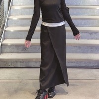 白をのぞかせて奥行きアップ。スタイリッシュ感あふれるタイトシルエットの黒の着こなし【40代の毎日コーデ】