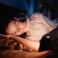 疲れているのに寝つけない、頭が休まらない…そんな日々のモヤモヤを整える「夜のAI習慣」って?【脳科学者がくわしく解説】