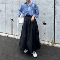 大人世代が圧倒的に使いやすい【ブルーストライプシャツ】。×黒スカートで軽やかに仕上げた爽やかリラックス【40代の毎日コーデ】