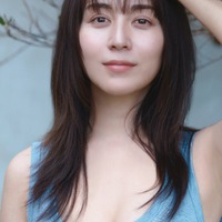 比嘉愛未（撮影：三宮幹史／『FRIDAY』2026年7月16日発売号より）