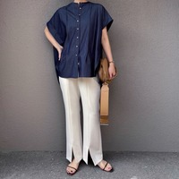 インディゴシャツ×白パンツ。オフィスでもなじむ涼し気パンツスタイル【40代の毎日コーデ】